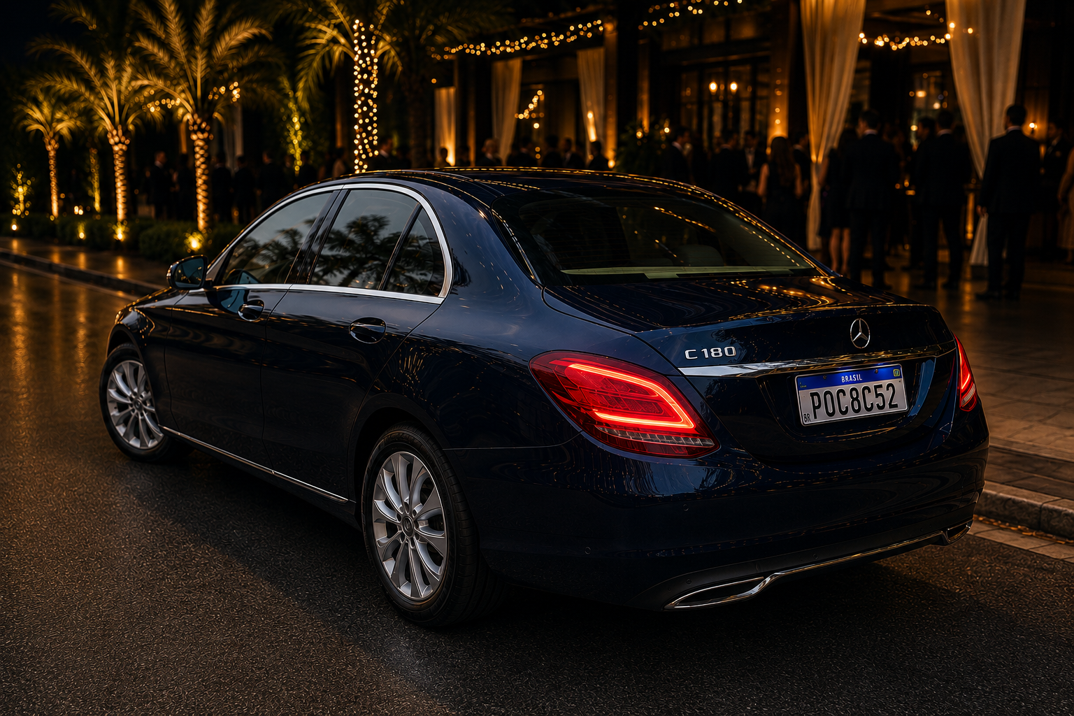 Vista lateral traseira da Mercedes-Benz C180 Exclusive azul